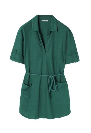 Zielona, krótko rękawowa, oversize sukienka koszulowa wykonana z miękkiego materiału, z guzikami z przodu, sznurkiem w talii oraz dwiema przednimi kieszeniami.