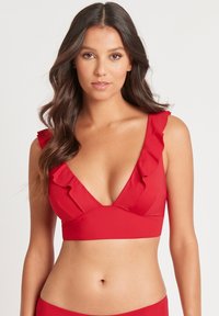 Rode bikini-top met rimpeldetails langs de schouderbanden en de halslijn. Beschikt over een diepe V-hals en een gladde textuur.