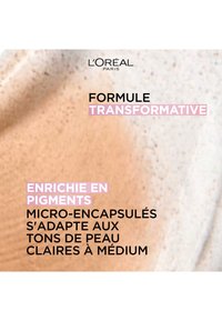 Produit L'Oréal Paris avec une texture beige doux, présentant un texte noir et rose soulignant la formule transformative et l'adaptation des pigments pour les teints clairs à moyens.