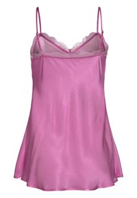 Rosa Satin-Camisole mit verstellbaren Spaghetti-Trägern, Spitze entlang des Ausschnitts und ausgestellter Silhouette. Glatte Textur, subtiler Glanz.