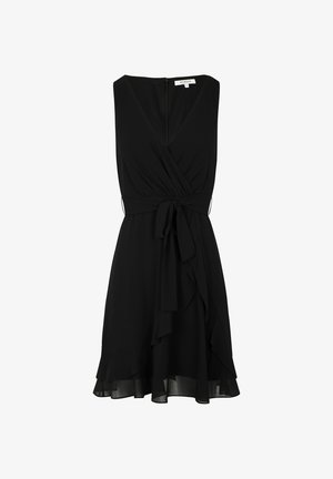 Vestido negro sin mangas con escote en V profundo, diseño cruzado, lazo en la cintura y borde con volantes en capas. Hecho de tela ligera y fluida.