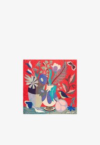 Fondo rojo brillante con arreglos florales abstractos en jarrones, un pequeño pájaro, mariposa y hojas con patrones en tonos azules, púrpuras, verdes y rosas.