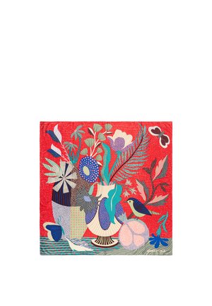 Jasnoczerwone tło z abstrakcyjnymi kompozycjami kwiatowymi w wazonach, małym ptaszkiem, motylem oraz wzorzystymi liśćmi w odcieniach niebieskiego, fioletowego, zielonego i różowego.