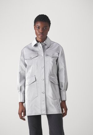 Silberne metallische Jacke mit einem Kragen, langen Ärmeln, Frontknopfverschluss und zwei großen Klappentaschen. Strukturiertes Stoffdesign.
