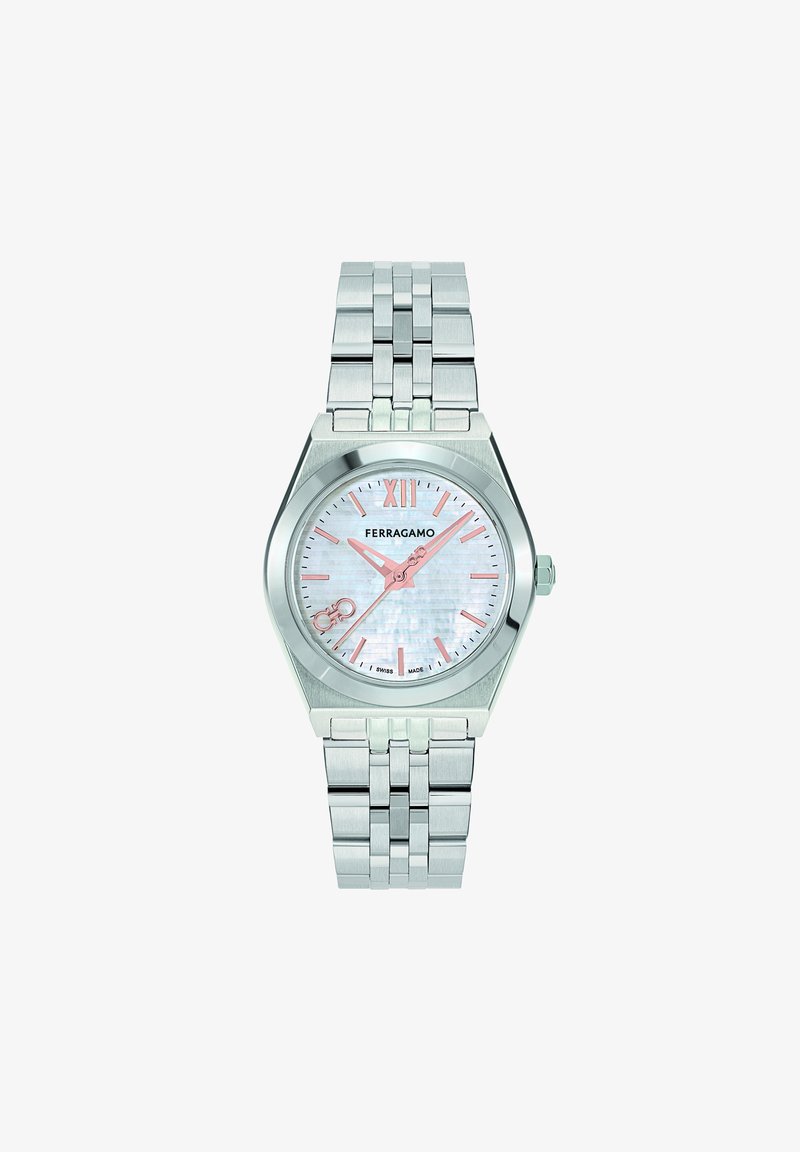 Orologio in acciaio inossidabile argentato con cassa ottagonale, quadrante in madreperla bianca, accenti rosa e bracciale a maglie. Logo del marchio visibile.