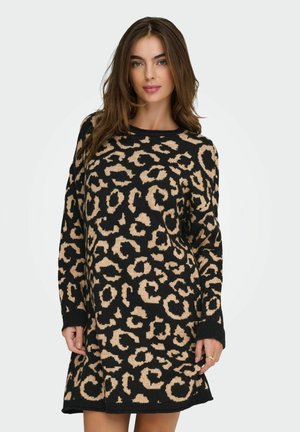 Robe en maille avec une base noire et un imprimé léopard beige, manches longues, col rond et coupe décontractée. Texture douce, longueur mi-cuisse.