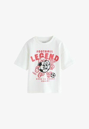 Biele detské tričko s kreslenou postavičkou futbalovej lopty v čiapke, ktorá beží, drží vlajku s nápisom "Go Team" a textom "Futbalová legenda" a "Narodený na strieľanie gólov!"