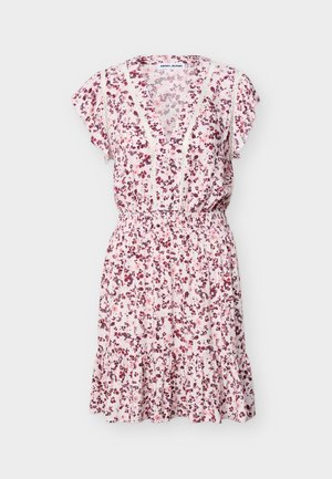 Lühike lilleline kleit elastse vöökohaga, V-kaelusega, volangide ja lühikeste varrukatega ning volangilise äärega roosades ja burgundia toonides.