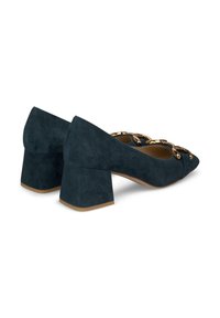 Granatowe zamszowe szpilki na słupku z lekko spiczastym noskiem i złotym łańcuchem ozdobnym na przodzie, z teksturowanym wykończeniem.