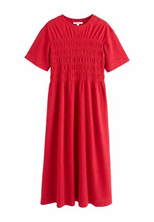 Robe midi rouge à manches courtes avec smocks élastiqués froncés sur la poitrine et un col rond.