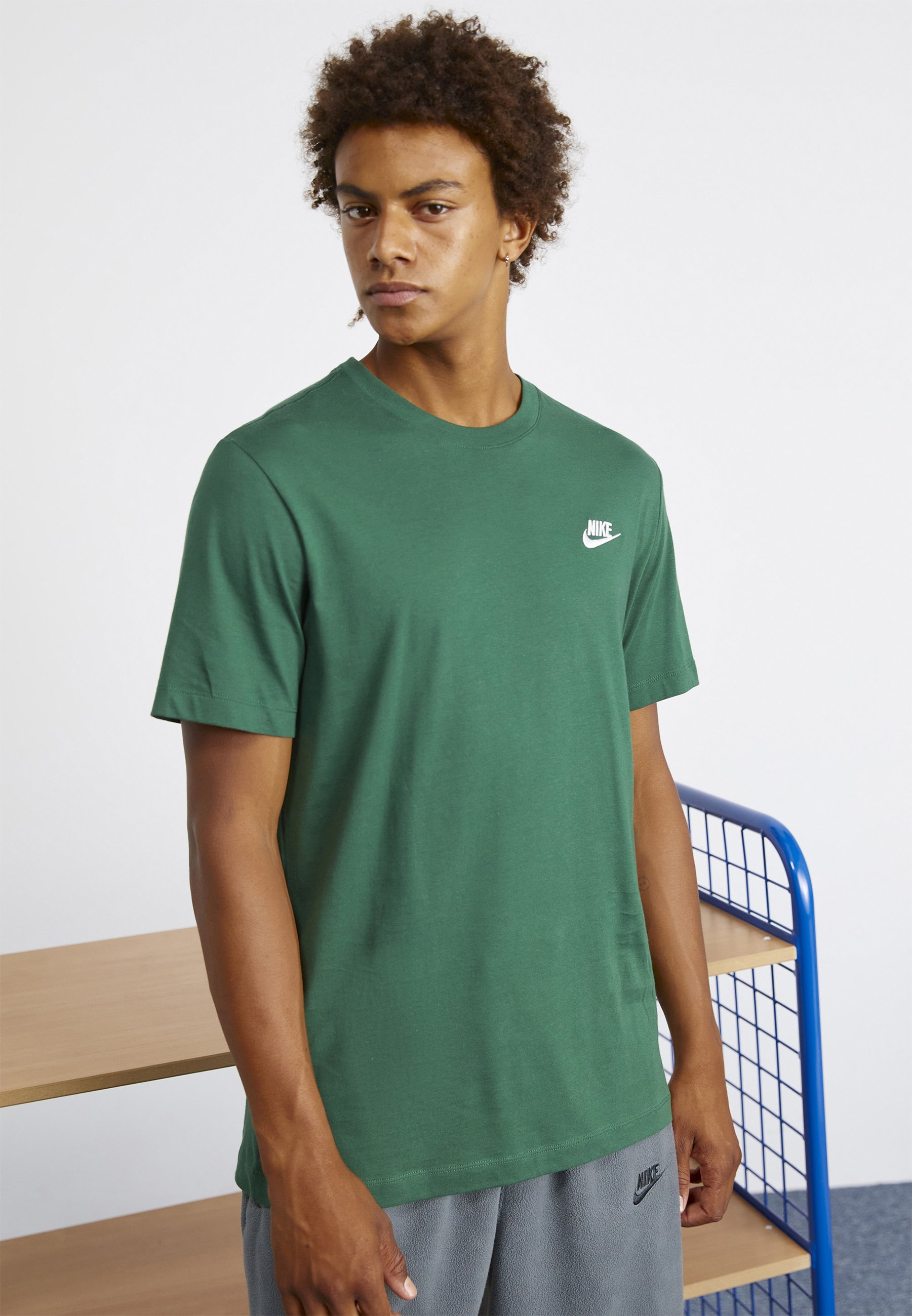 Nike Sportswear CLUB TEE Basic T-shirt fir/dark green Zalando