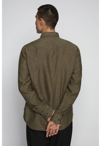 Olive zelena srajca s dolgimi rokavi in gumbi, teksturirana tkanina, zadnji pogled, z običajnim ovratnikom in manšetami z gumbi.