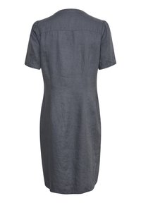 Robe en lin gris foncé à manches courtes, col rond et corsage ajusté qui s'évase légèrement à l'ourlet, avec des détails de couture subtils.