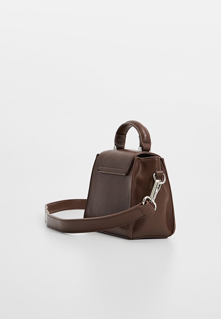 Braune Lederhandtasche mit strukturierter Form, kurzem Griff und verstellbarem Gurt. Mit silberner Hardware und einem Frontklappenverschluss.
