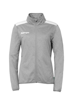 Grå zip-up jakke lavet af fleece materiale, med høj krave, hvide accentstriber på skuldrene, og et trykt logo på brystet.