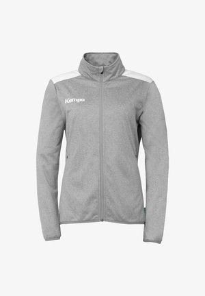 Grå zip-up jakke lavet af fleece materiale, med høj krave, hvide accentstriber på skuldrene, og et trykt logo på brystet.