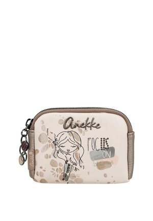 Pequeño bolso beige con cremallera, ilustración de una niña de dibujos animados, logo de "Anekke" y texto "Focus On" en fuente estilizada en el frente.