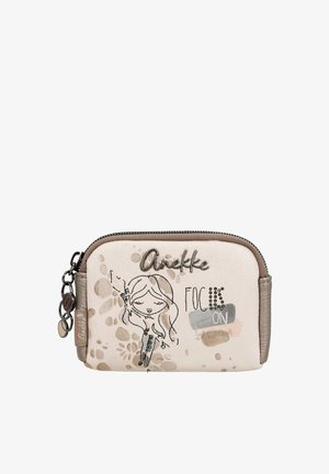 Pequeño bolso beige con cremallera, ilustración de una niña de dibujos animados, logo de "Anekke" y texto "Focus On" en fuente estilizada en el frente.