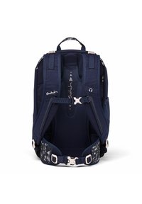 Sac à dos navy avec des sangles rembourrées, un dos en maille et des accents floraux. Comprend des boucles réglables et une poignée supérieure pour une polyvalence de transport.