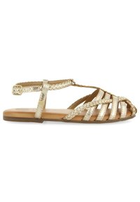 Sandalias metálicas doradas con tiras trenzadas, punta abierta y suela plana. Banda lateral en el tobillo con detalle de hebilla ajustable.