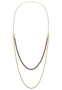 Guldhalsbandet har två strängar: en med vinröda pärlor och en annan med en guldsträng med textur, båda arrangerade i en lagerdesign.