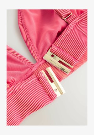 Haut de bikini rose vif en tissu texturé, avec des accessoires en métal doré et des bretelles ajustables. Fini lisse avec des détails rayés.