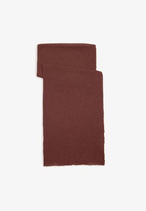 Hnědý obdélníkový šátek vyrobený z měkké tkaniny s mírně texturovaným povrchem. Okraje jsou třepené, což dodává designu uvolněný prvek.