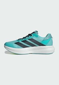 Basket de sport turquoise avec une tige en mesh texturé, trois rayures noires, des lacets noirs et une semelle intermédiaire blanche. Accentuée d'un onglet au talon teal.