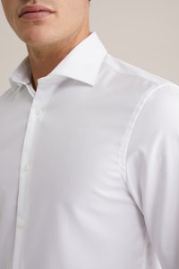 Witte button-up shirt van gladde stof, met een gestructureerde kraag en subtiele glans, voorzien van heldere groene knopen en een getailleerde pasvorm.