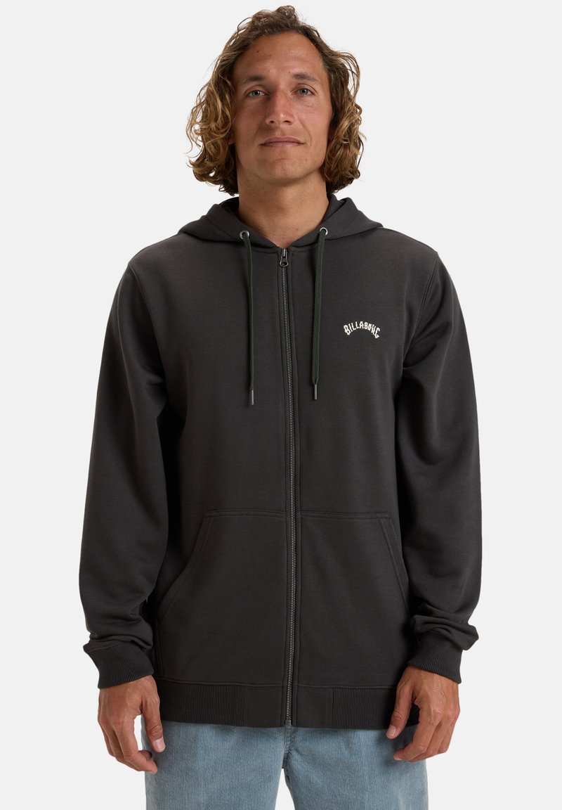 Mørkegrå zip-up hættetrøje med et frontlogo, justerbare snore og to frontlommer; blødt stof med ribbede manchetter og kant.