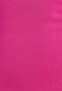 Tessuto di un brillante rosa con una fine trama a coste, dall'aspetto morbido e dalla finitura liscia, adatto a diverse applicazioni tessili.