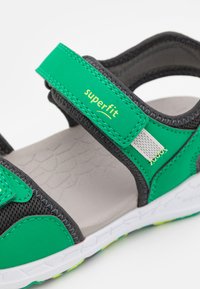 Superfit CRISS CROSS UNISEX - Käimissandaalid - grün/gelb