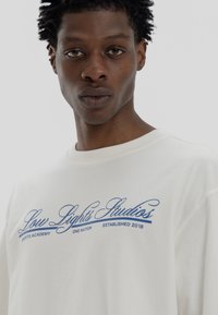 LOW LIGHTS STUDIOS® NATIONAL mleczny