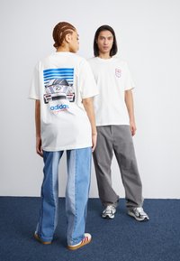 adidas Originals TEE UNISEX - Apdrukāts T-krekls - off white