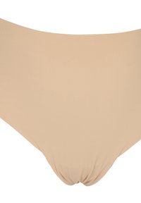 Bas de bikini beige sans couture, fabriqué en tissu lisse et extensible, avec des détails froncés au niveau de la taille. Pas de coutures ni de motifs visibles.