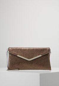 Pochette métallique bronze avec une finition texturée, dotée d'un accent en forme de V de couleur argentée et d'une sangle chaîne amovible. Forme rectangulaire.