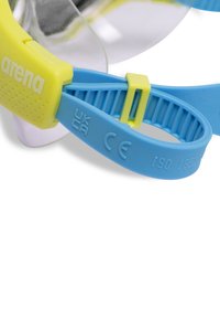 Occhialini da nuoto colorati con lenti trasparenti, cinturino regolabile giallo e blu con impugnature testurizzate e marcature di certificazione visibili.