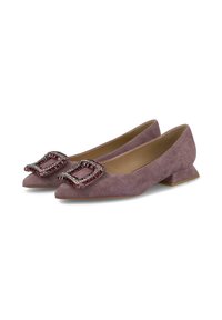 Ballerine in suede viola con un piccolo tacco quadrato, caratterizzate da una fibbia decorativa impreziosita da gemme sulla punta. Texture liscia e design appuntito.