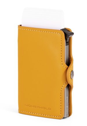 Portafoglio giallo in pelle con una superficie liscia, design sottile, cuciture a contrasto e chiusura a scatto. Contiene un porta carte grigio con carte visibili.
