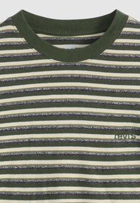T-shirt verde e creme com riscas, com um decote canelado, apresentando um padrão texturizado e um pequeno logotipo da Levi's em verde.