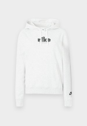 Hanorac gri deschis din material moale, cu glugă, având un logo mare „nike” negru pe față și un logo mic pe m�âneca stângă.