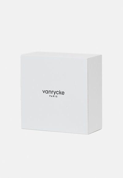 Valge pappkast mati viimistlusega, mille esiküljel on musta teksti kujutis brändi nimega "vanrycke" ja "PARIS".