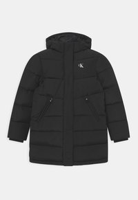 Černá péřová bunda s kapucí, se prošívaným designem, dvěma bočními zipovými kapsami a prošívanými panely. Logo na levé horní straně.