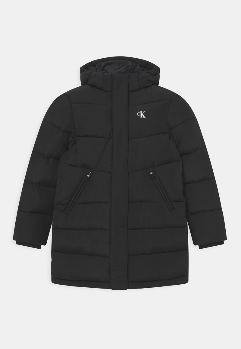 Černá péřová bunda s kapucí, se prošívaným designem, dvěma bočními zipovými kapsami a prošívanými panely. Logo na levé horní straně.