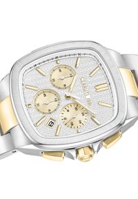 Orologio cronografo argento e oro con cassa quadrata, quadrante argentato texturato, tre sottodial e display della data alle 6.