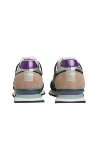 Zapatillas con una mezcla de materiales, que presentan acentos en verde, beige y púrpura, texturas de ante y sintéticas, y un diseño de suela en capas.