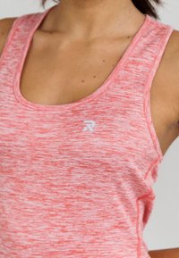 Roze gemêleerde tanktop met een ronde halslijn en een klein wit logo op de borst. Zachte, lichte stof met een gladde textuur.