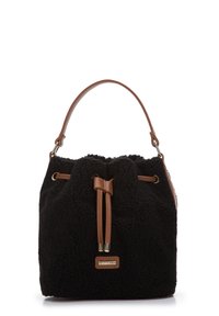 Sac seau en fausse fourrure noire avec des accents en cuir marron, présentant une fermeture à cordon et une seule poignée supérieure. Étiquette de marque remarquable.