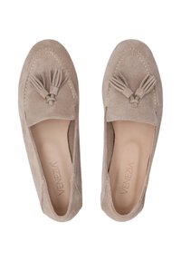 Beige Wildleder Slipper mit einem Quastenakzent vorne, gestickten Details und einem glatten Innenfutter. Flache Sohle.