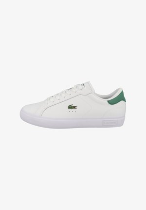 Sneaker bianca in pelle con accentuazione verde sul tallone, suola piatta e logo intrecciato. Presenta sei occhielli, cuciture ridotte al minimo e dettaglio a tre punti.